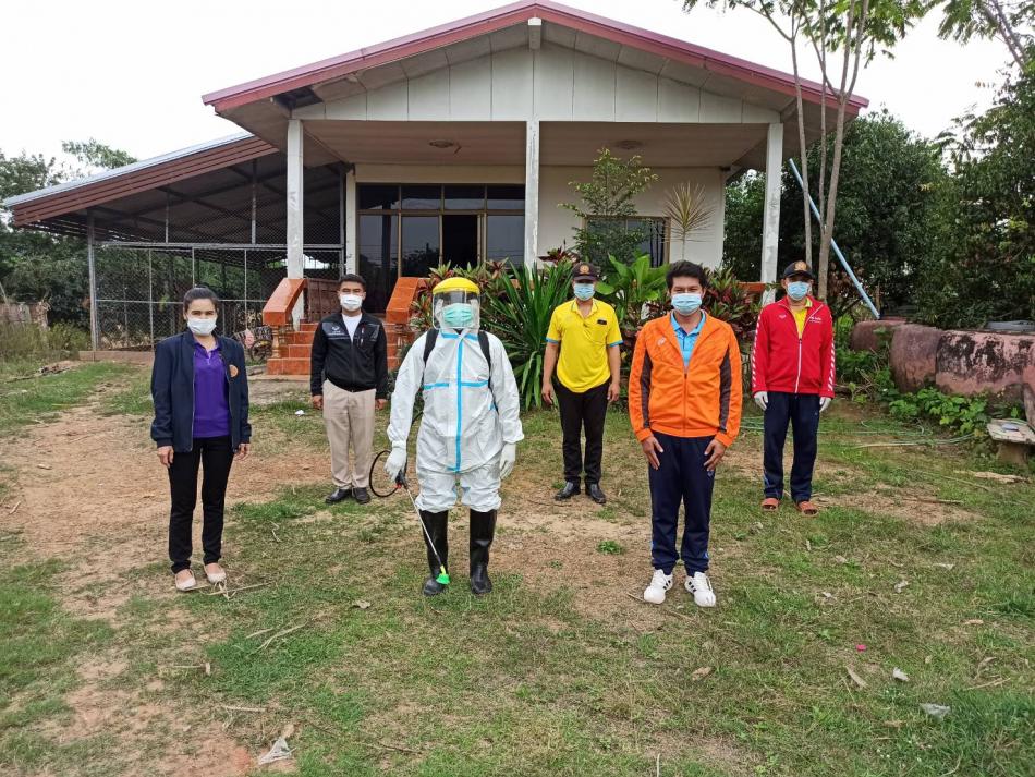 ปฏิบัติการฉีดพ่นน้ำยาฆ่าเชื้อโควิด (COVID-19) ม.6 (2)