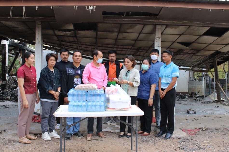 ลงพื้นที่มอบถุงยังชีพช่วยเหลือเบื้องต้นบ้านเพลิงไหม้บ้านเรือนประชาชน บ้านเลขที่ 111 หมู่ที่ 7 บ้านซับประสิทธิ์ อำเภอภักดีชุมพล จังหวัดชัยภูมิ