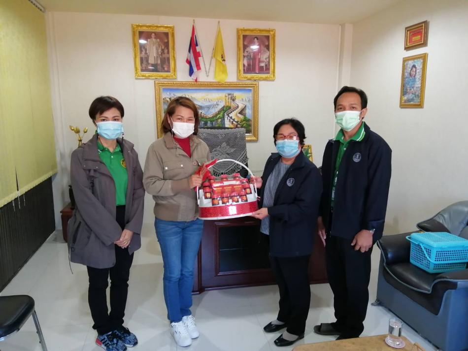 มอบกระเช้าของขวัญปีใหม่และอวยพรปีใหม่ (2)