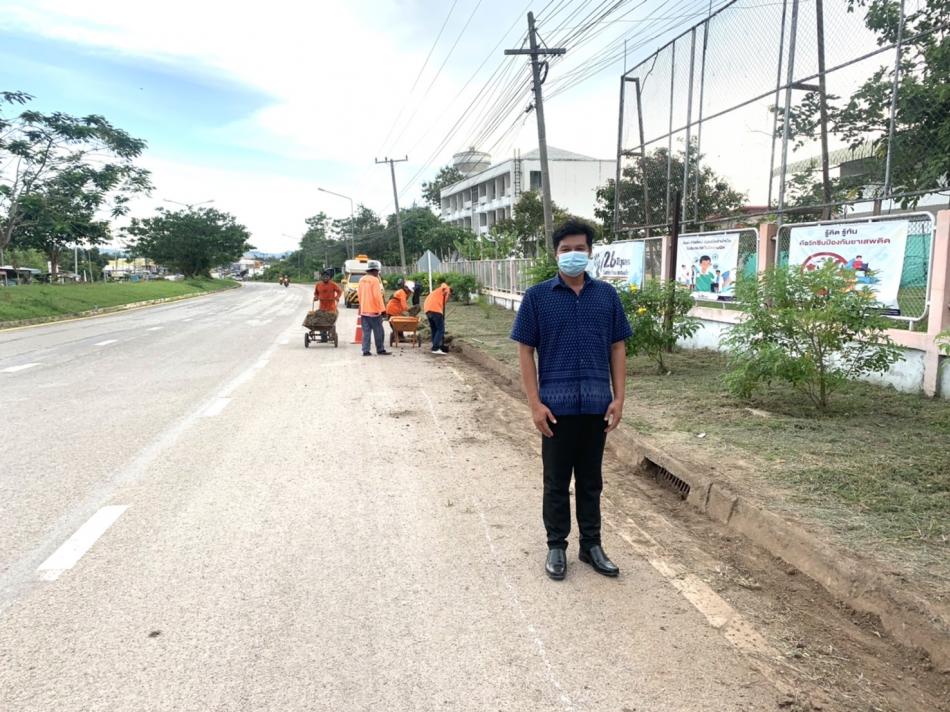 ปรับปรุงภูมิทัศน์ ทำความสะอาดร่องระบายน้ำ บริเวณเหน้าโรงพยาบาลภักดีชุมพล และเกาะกลางถนนทางหลวง