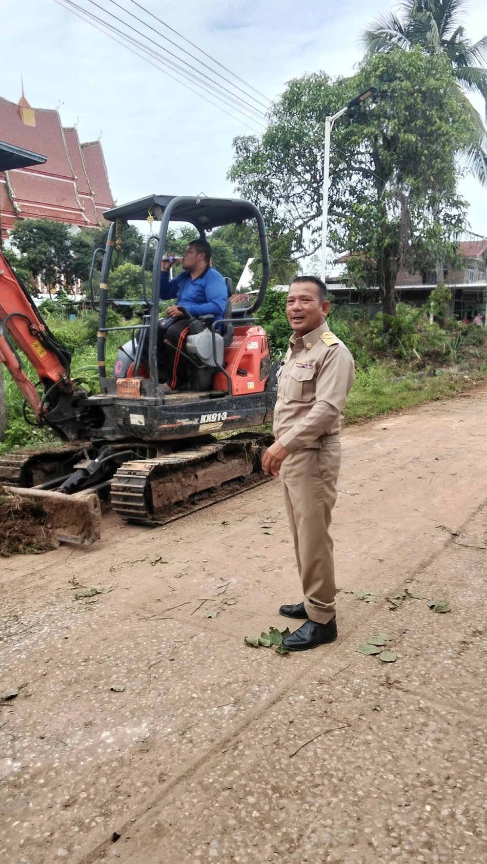 ตรวจความคืบหน้าในการขุดลอกร่องระบายน้ำเพื่อให้น้ำไหลผ่านได้ดีขึ้น ลดการอุดตัน และช่วยป้องกันน้ำเอ่อล้นในช่วงฝนตกหนัก บริเวณถนนหมู่ที่ 8 บ้านหนองกระทุ่มทอง