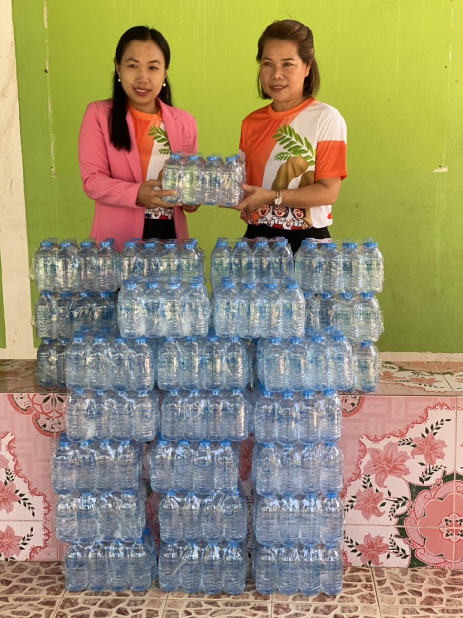 มอบน้ำดื่ม อบต.เจาทอง