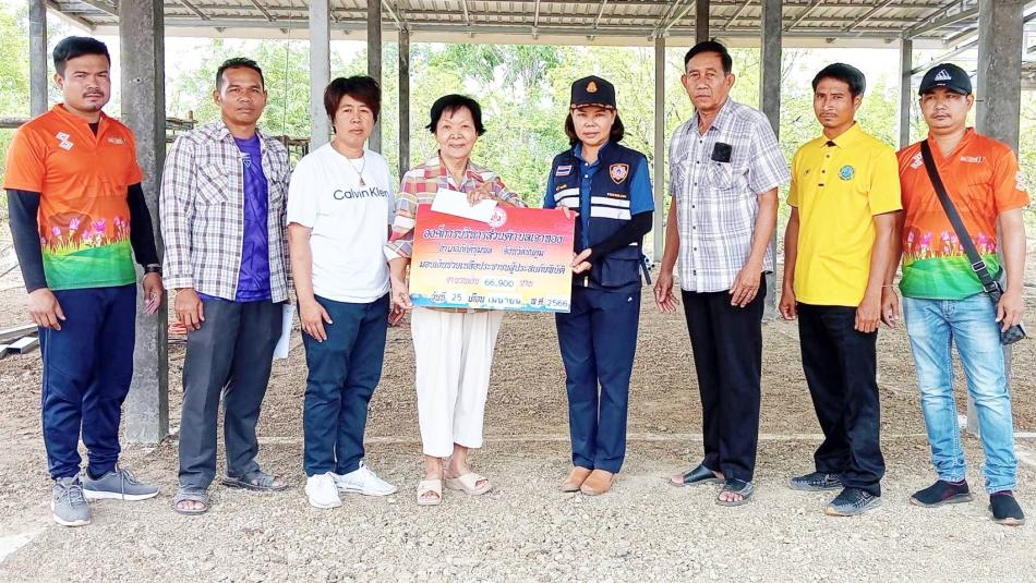 มอบเงินช่วยเหลือประชาชนผู้ประสบภัยพิบัติ (อัคคีภัย) จำนวน 1 ราย นายวีระพล ดวงสูงเนิน บ้านเลขที่ 111 หมู่ที่ 7 ตำบลเจาทอง อำเภอภักดีชุมพล จังหวัดชัยภูมิ