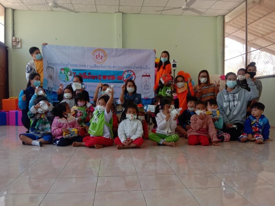 มอบหน้ากากอนามัยชนิดสำหรับเด็กและเจลแอลกอฮอล์ พร้อมด้วยเครื่องวัดอุณหภูมิ