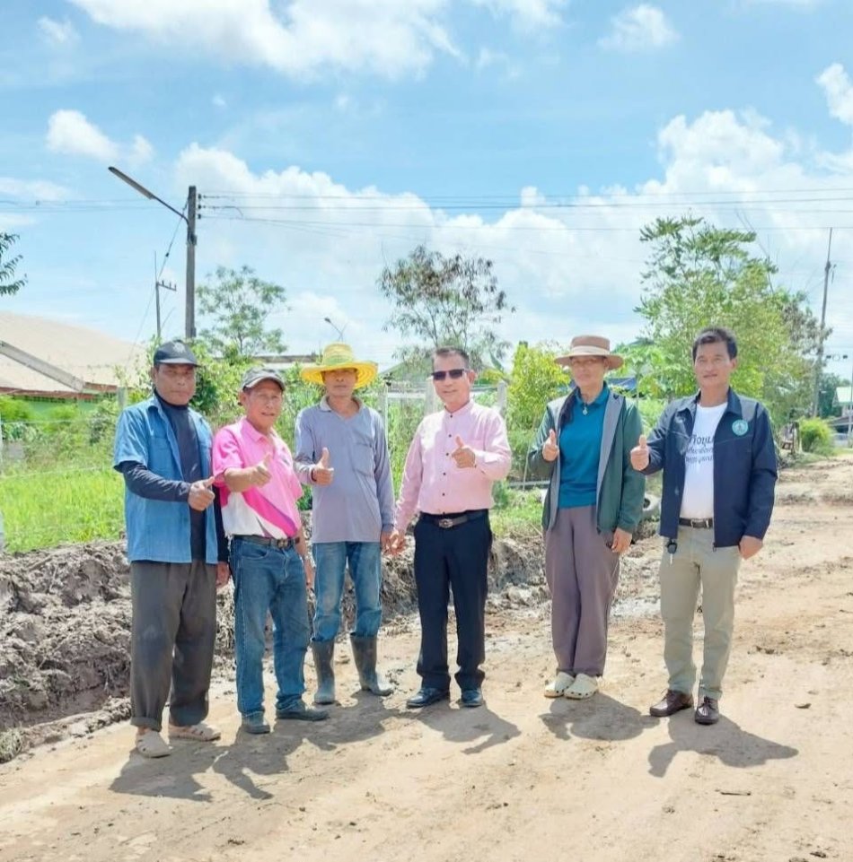 ตรวจความคืบหน้าในการขุดลอกร่องระบายน้ำเพื่อให้น้ำไหลผ่านได้ดีขึ้น ลดการอุดตัน และช่วยป้องกันน้ำเอ่อล้นในช่วงฝนตกหนัก บริเวณหมู่ที่ 14 บ้านลาดไทรทอง